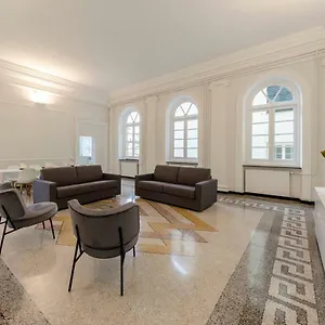 https://hintown-splendido-appartamento-vico-della-casana.hotelitalianriviera.com
